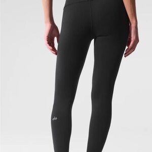 ALO Yoga Women's airbrush black 7/8 leggings size small